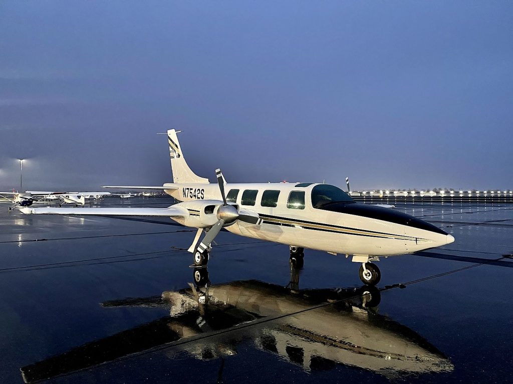 Piper Aerostar 600 piston private aircraft for Bahamas charter